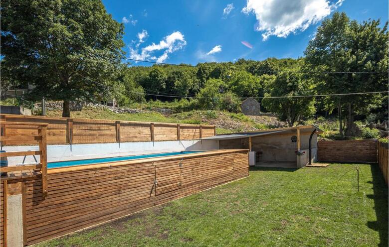 Nice Home In Bater With Jacuzzi, Wifi And 3 Bedrooms
