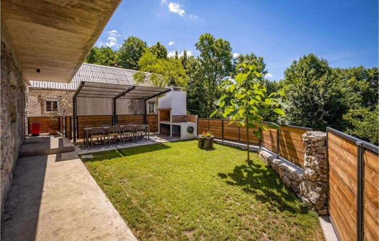 Nice Home In Bater With Jacuzzi, Wifi And 3 Bedrooms