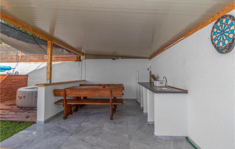 Nice Home In Bater With Jacuzzi, Wifi And 3 Bedrooms