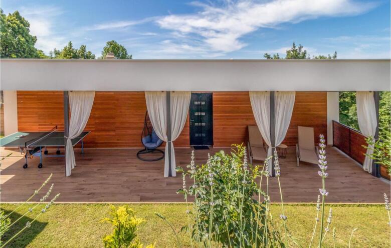 Nice Home In Bater With Jacuzzi, Wifi And 3 Bedrooms