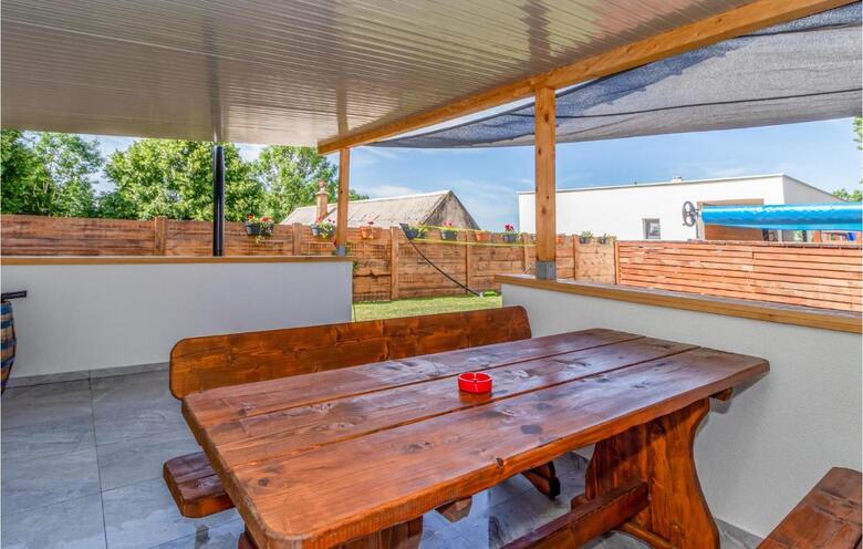 Nice Home In Bater With Jacuzzi, Wifi And 3 Bedrooms