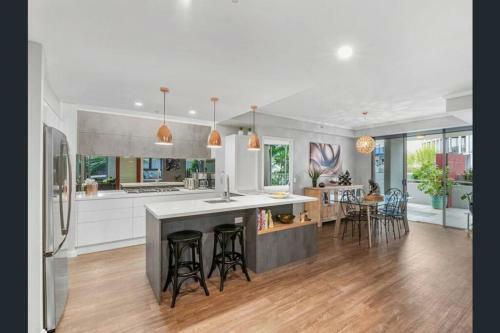 St Johns Apartment 3 Bed 2.5 Bath 2 Carpark Brisbane Cbd