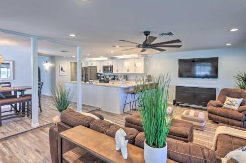 Lakefront Home Walk To Beach And Boat Launch!