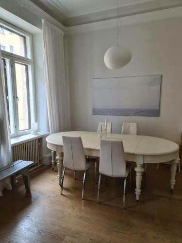 Apartamento 2ndhomes Central 1br Home With Sauna And High Ceilings