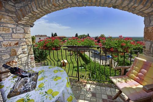 Hostal Holiday House Lena