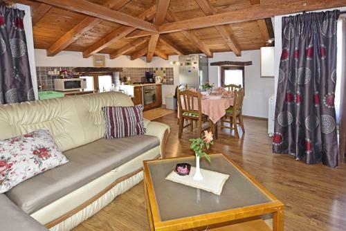 Hostal Holiday House Lena