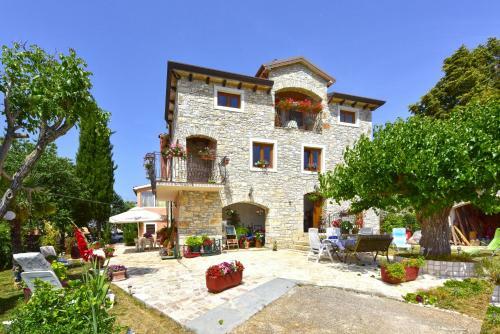 Hostal Holiday House Lena