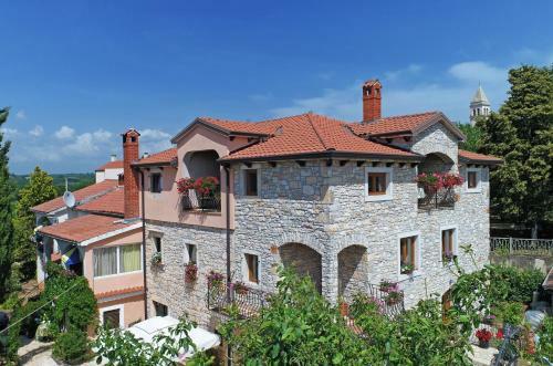 Hostal Holiday House Lena