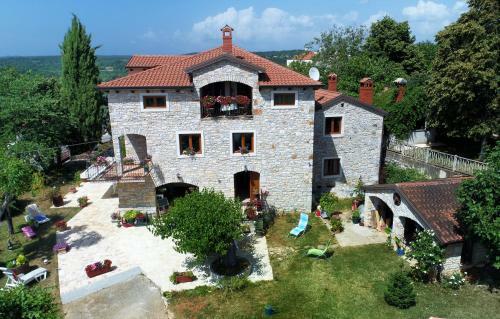 Hostal Holiday House Lena