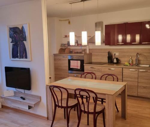 Thomas Apartment 028