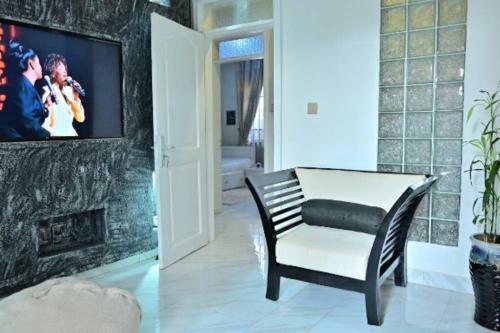 Cheerful 3-bedroom Home In A Family Setting