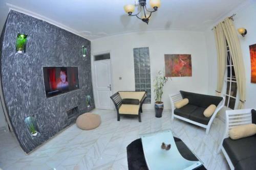 Cheerful 3-bedroom Home In A Family Setting