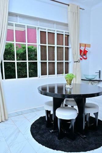 Cheerful 3-bedroom Home In A Family Setting