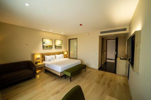 Hotel The Monarch At Chakan Midc, Pune