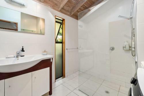Perfectly Piha - Piha Holiday Home