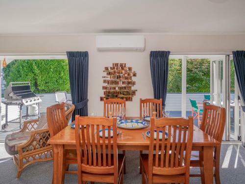 Seashells Bach - Whangamata Holiday Home