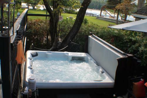 Bed & Breakfast Chalet Vue Sur La Riviere St-maurcie