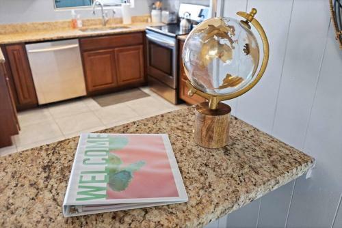The Comforts' Inn: Desert Oasis