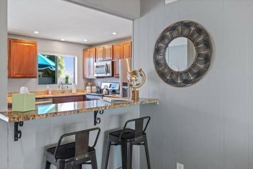 The Comforts' Inn: Desert Oasis