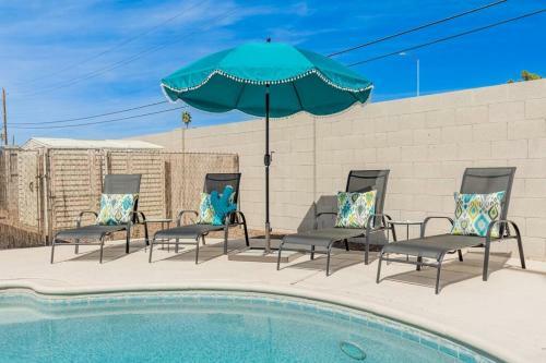 The Comforts' Inn: Desert Oasis