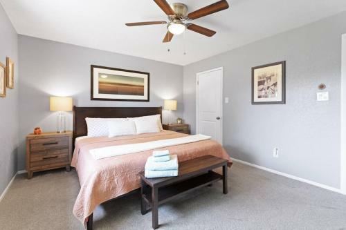 The Comforts' Inn: Desert Oasis
