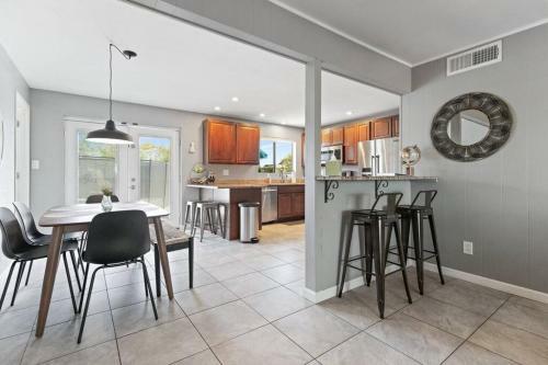The Comforts' Inn: Desert Oasis