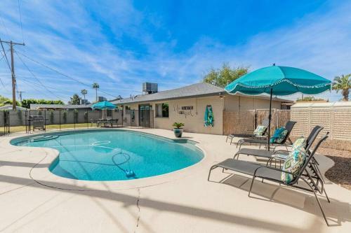The Comforts' Inn: Desert Oasis