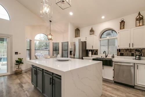 Newly Renovated 4 Bedroom Retreat Wpool
