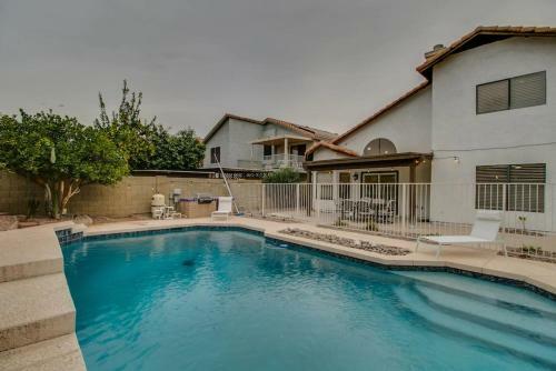 Newly Renovated 4 Bedroom Retreat Wpool