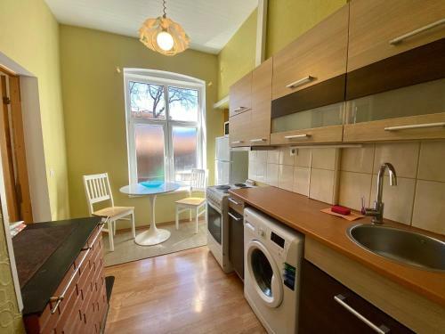 Apartamento Stylish Home With High Ceilings In Best Location!