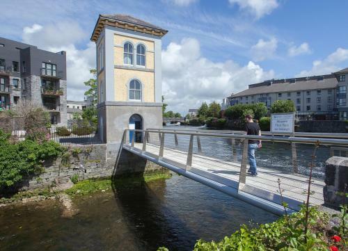 Eyre Square Holiday Apartment