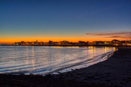 Eyre Square Holiday Apartment