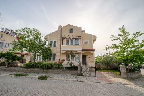 Sahile Yak?n Havuzlu Villa 6+2 Ki?ilik