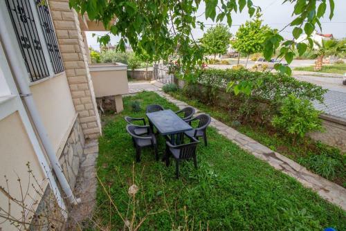 Sahile Yak?n Havuzlu Villa 6+2 Ki?ilik