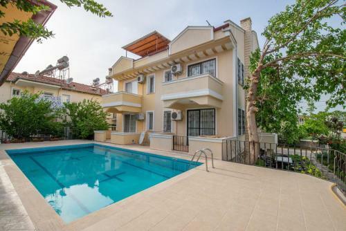 Sahile Yak?n Havuzlu Villa 6+2 Ki?ilik