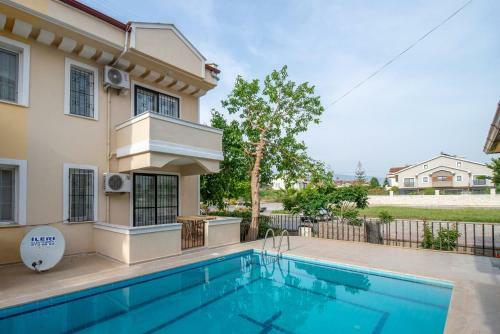 Sahile Yak?n Havuzlu Villa 6+2 Ki?ilik
