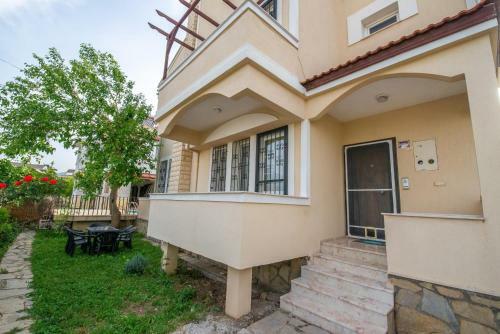 Sahile Yak?n Havuzlu Villa 6+2 Ki?ilik