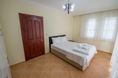 Sahile Yak?n Havuzlu Villa 6+2 Ki?ilik