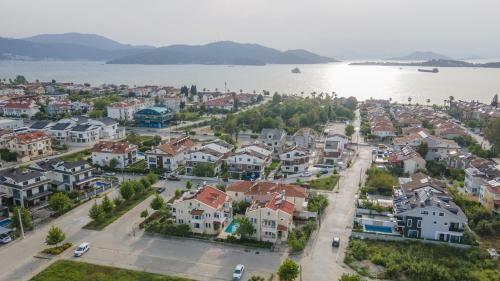 Sahile Yak?n Havuzlu Villa 6+2 Ki?ilik