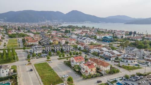 Sahile Yak?n Havuzlu Villa 6+2 Ki?ilik