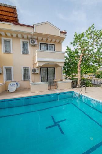 Sahile Yak?n Havuzlu Villa 6+2 Ki?ilik