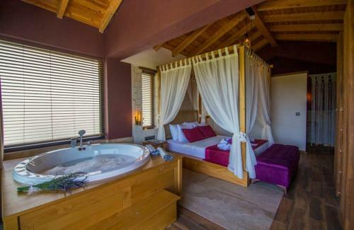 Outstanding Villa With Private Pool And Jacuzzi In Fethiye