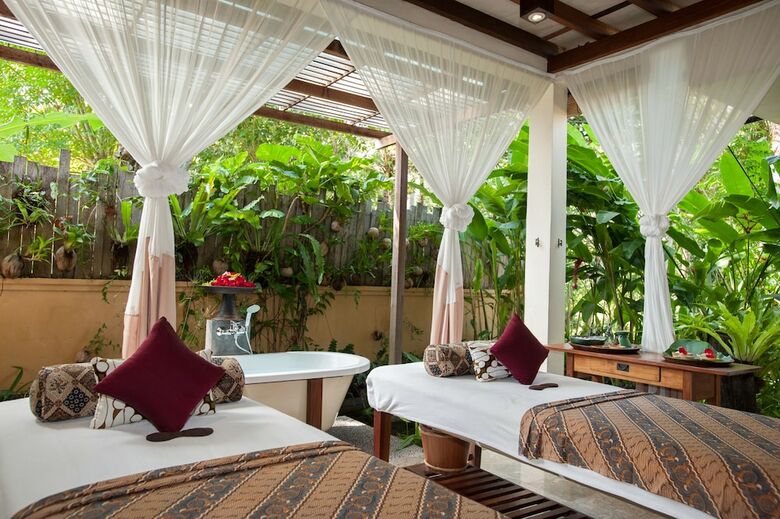 Hotel Komaneka Resort
