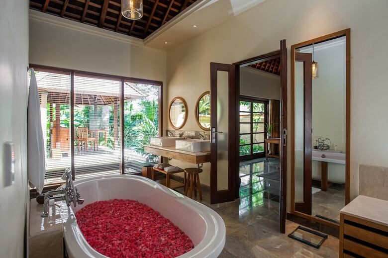 Hotel Komaneka Resort