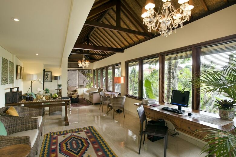 Hotel Komaneka Resort