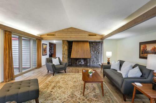 Hilltop Retreat, Main House