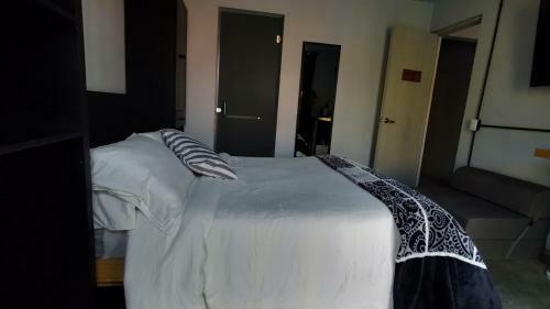 Hostal La Chula Suites