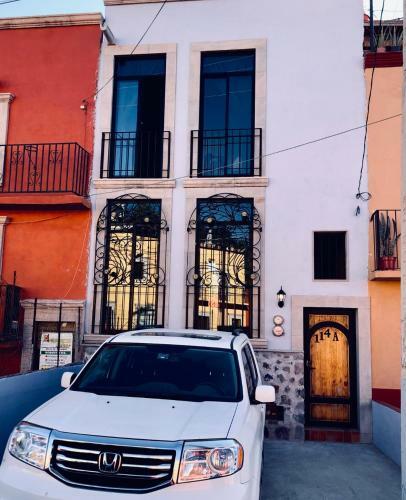 Hostal La Chula Suites