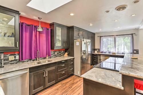 Vibrant Weaverville Escape With Deck And Creek!