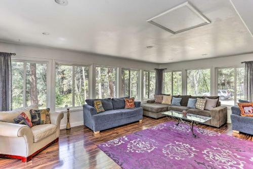 Vibrant Weaverville Escape With Deck And Creek!